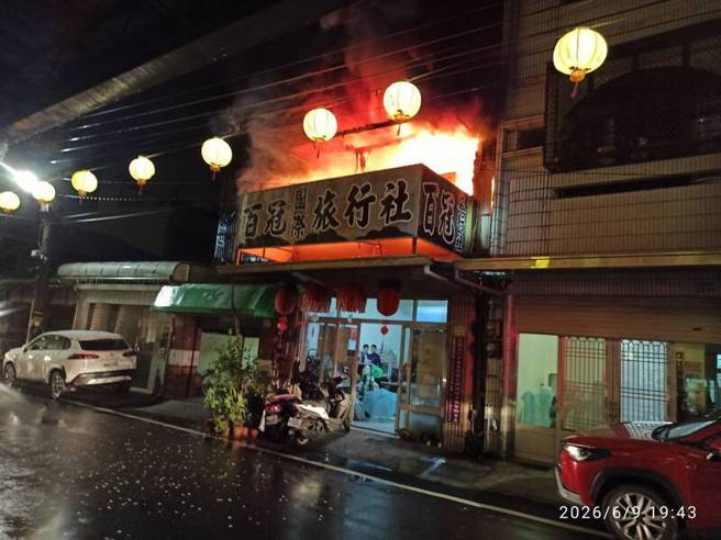 台灣新聞通訊社-嘉義朝陽街旅行社大火! 2樓烈焰竄出「全面燃燒」