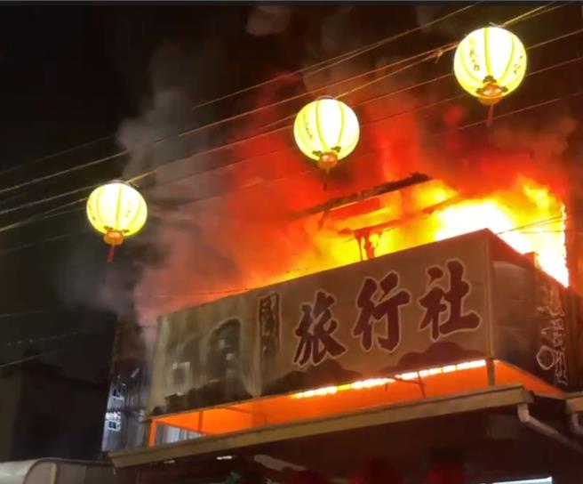 台灣新聞通訊社-暴雨擋不住! 嘉義市「古道」旅行社大火 警消急搶救