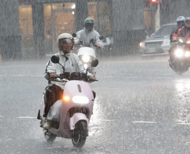 台灣新聞通訊社-天氣》午後雨勢暫緩!周五起豪雨再轟「3縣市紫爆」 轉晴時間曝