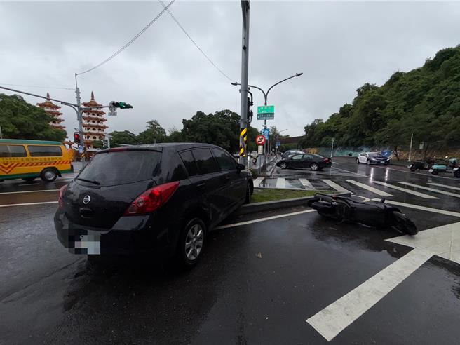 台灣新聞通訊社-高雄左營勝利路口死亡車禍!轎車右轉未禮讓 重機騎士魂斷