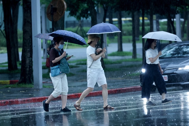 台灣新聞通訊社-連日大雨「他哭鞋子狂進水」!網大推2品牌:穿脫方便