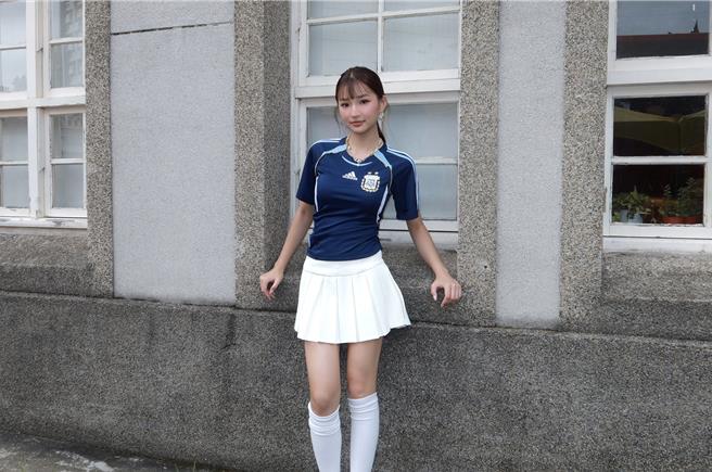 台灣新聞通訊社-申力安踢足球受傷休養「改當守門員」！ 男友愛相隨盯全場