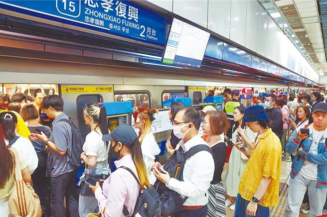台灣新聞通訊社-北捷一天兩度出包！ 板南線故障擠爆忠孝復興 民眾苦等3班上不了車