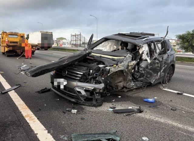 台灣新聞通訊社-國1南仁德段「小貨車恍神撞護欄」 後車追撞釀2人送醫