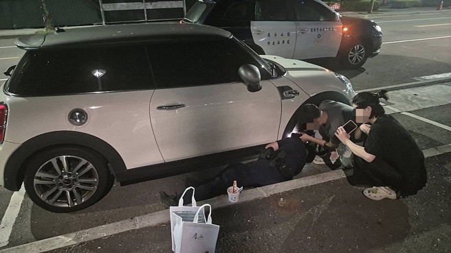 台灣新聞通訊社-半夜喵喵叫!幼貓卡引擎室險死 鼓山警趴地神救援結局超展開