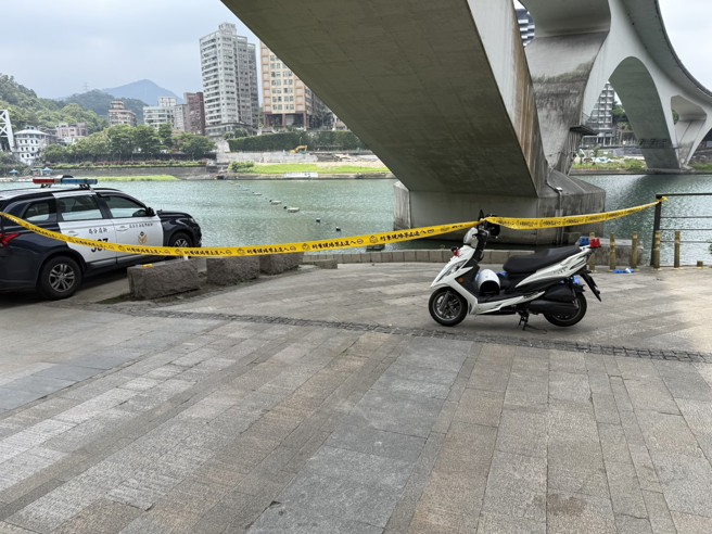 台灣新聞通訊社-新北碧潭驚見女浮屍！ 警憑指紋確定身分