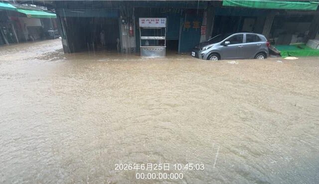 台灣新聞通訊社-北市內湖文德成汪洋 水淹半個輪胎高 蔣萬安坐鎮應變中心