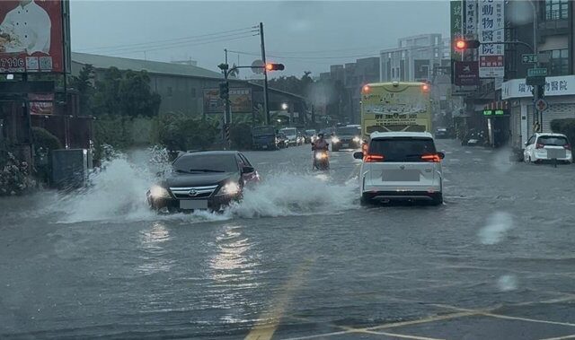 台灣新聞通訊社-暴雨狂襲屏東！通勤4小時到公司才知停班課 上班族傻眼