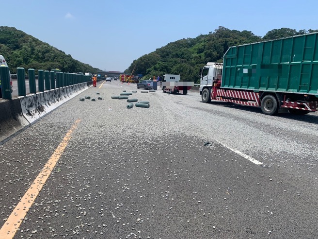 台灣新聞通訊社-國3驚魂記！砂石車爆胎自撞「石雨灑對向」 轎車翻覆釀5傷
