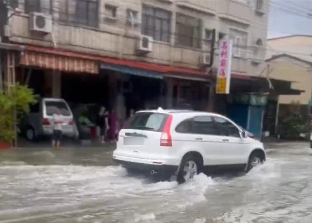 台灣新聞通訊社-高雄豪雨釀災！農路崩塌路基被掏空 美濃、旗山多處淹水