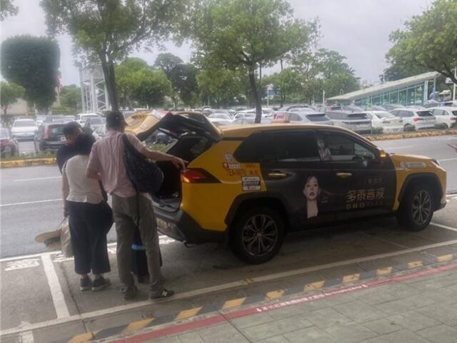 台灣新聞通訊社-小港機場今起解禁！APP預約計程車首度進場載客