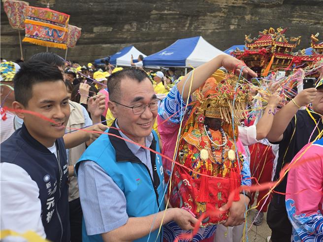 台灣新聞通訊社-北海岸傳奇媽祖文化祭千人護駕 藍綠市長參選人野柳同框