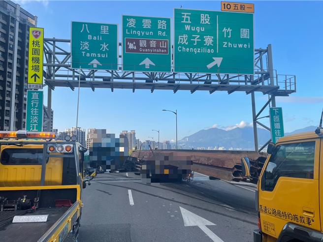 台灣新聞通訊社-台64線鋼筋曳引車自撞打橫占據全車道　往八里方向封閉搶修中