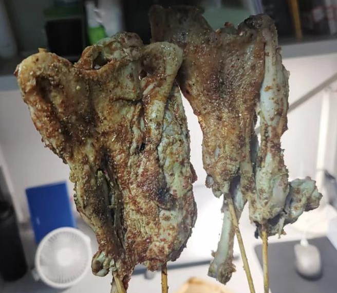 台灣新聞通訊社-北京網紅店「鵝腿阿姨」認了賣鴨肉 當局出手調查