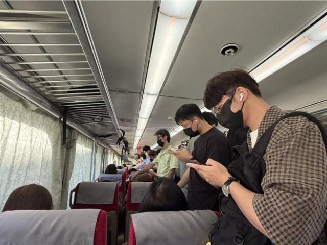 台灣新聞通訊社-台鐵又誤點！怪手翻覆在軌道 苗栗＝竹南急搶通
