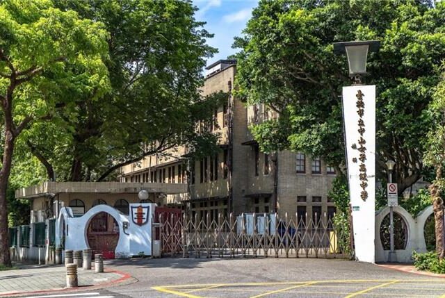 台灣新聞通訊社-中山女高電梯暴衝卡7樓如坐大怒神 4名學生驚魂脫困