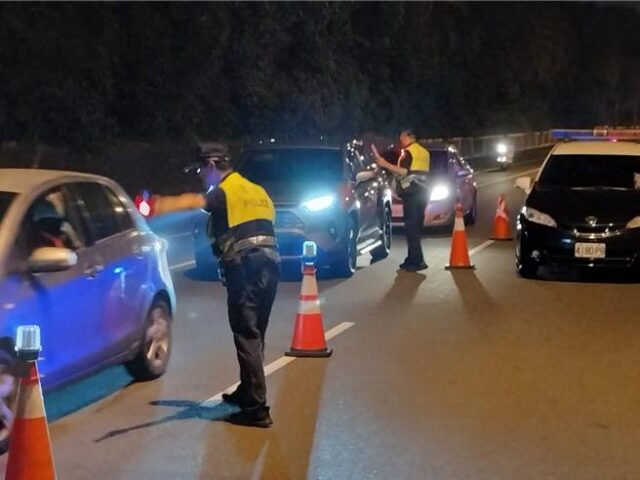 台灣新聞通訊社-連假前現毒酒駕高峰 7旬翁開車「全身發抖」露餡遭逮