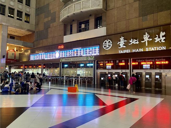 台灣新聞通訊社-北車月台候車一陣暈!男跌落軌道 旁人秒衝神救援