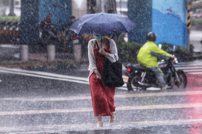 台灣新聞通訊社-豪雨強襲!7縣市達停班課標準 最新雨量預報出爐