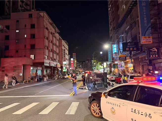 台灣新聞通訊社-高雄通緝犯毒駕失控！無照高逆向連撞2車 警搜出5包「熊哥」