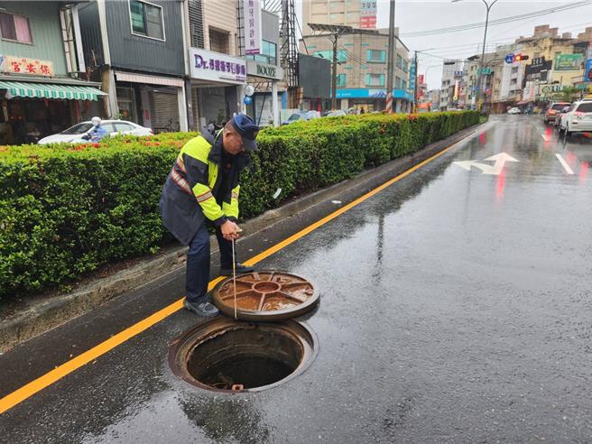 台灣新聞通訊社-百斤人孔蓋被豪雨沖上路! 楠梓警民合力排除道路陷阱