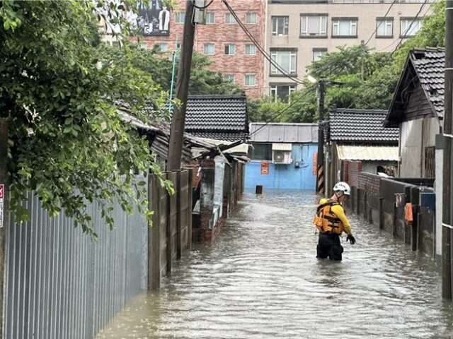 台灣新聞通訊社-彰化雨用倒的！員林市水淹及腰 住戶搭橡皮艇撤離