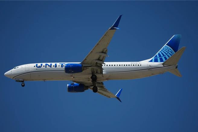 台灣新聞通訊社-飛機失火先拿行李？航空業考慮開罰
