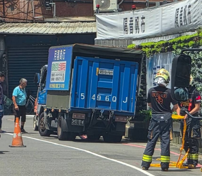 台灣新聞通訊社-板橋新建案旁「道路塌陷」 倒楣貨車險陷落