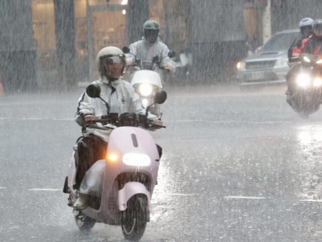 台灣新聞通訊社-快訊》16縣市豪、大雨特報 雨彈狂轟到入夜
