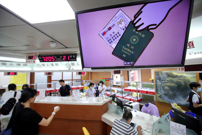 台灣新聞通訊社-護照效期不足1年者 換發免再排隊 新便民措施7月上路