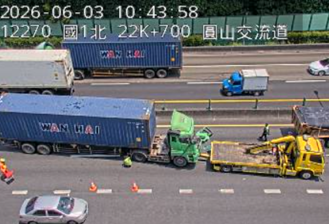 台灣新聞通訊社-國1北圓山段貨櫃車擦撞砂石車 駕駛受困獲救 車流回堵紅爆