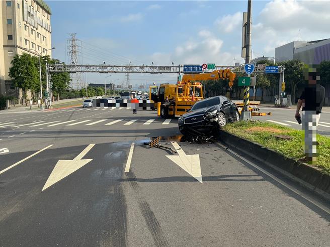台灣新聞通訊社-逆向迎車頭嚇瘋 公務員誤闖調撥車道自撞分隔島