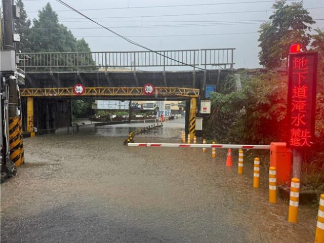 台灣新聞通訊社-雨炸新竹！台鐵北新竹站水淹小腿 太原地下道緊急封閉