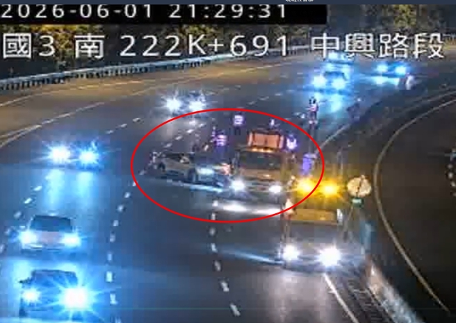 台灣新聞通訊社-快訊》國3南下轎車撞緩撞車!工程人員急交管防二次事故