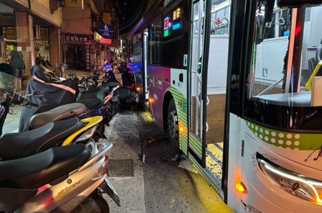 台灣新聞通訊社-中和公車失控外偏！連撞7機車、車門碎裂 20乘客嚇壞急疏散
