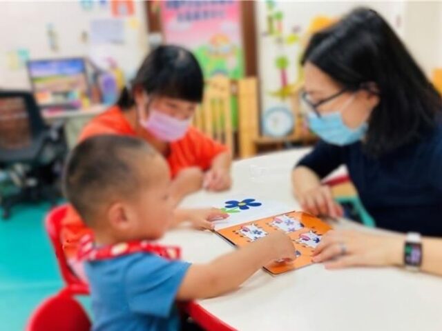 台灣新聞通訊社-5歲慢飛天使學會開口說話 伊甸陪伴聽損媽找回勇氣