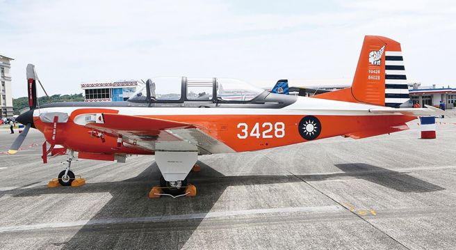 台灣新聞通訊社-空軍T-34教練機墜毀岡山基地跑道頭 2中校飛官殉職