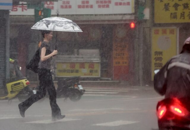 台灣新聞通訊社-空檔僅1天 明又有午後雷雨 熱帶擾動發展中