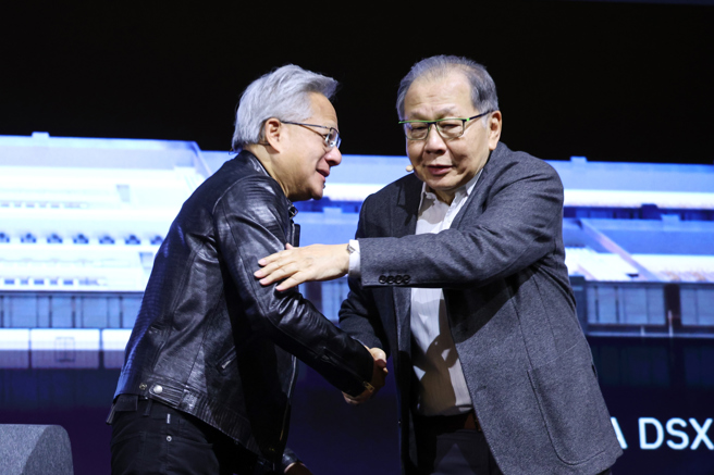 台灣新聞通訊社-2張椅子藏伏筆！黃仁勳全球記者會「蔡力行站台」親揭RTX Spark秘辛