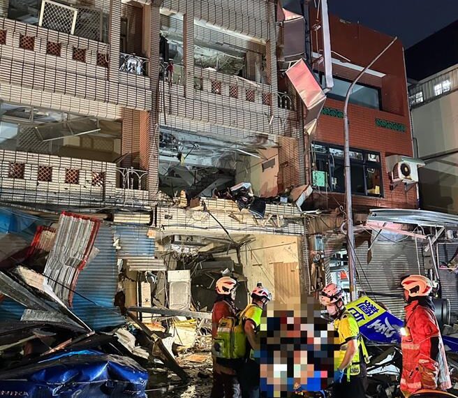 台灣新聞通訊社-竹科旁便當店瓦斯爆炸!炸出大洞2命危2傷 市府說明救援狀況