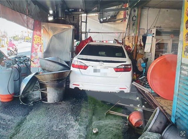 台灣新聞通訊社-才剛酒、毒駕大執法…高雄知名辦桌店遭醉男猛撞 一片狼藉