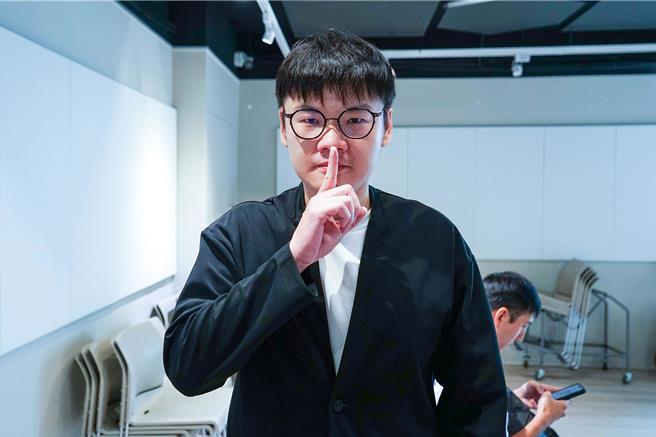 台灣新聞通訊社-撞臉Faker 台鐵列車長宣布參選議員
