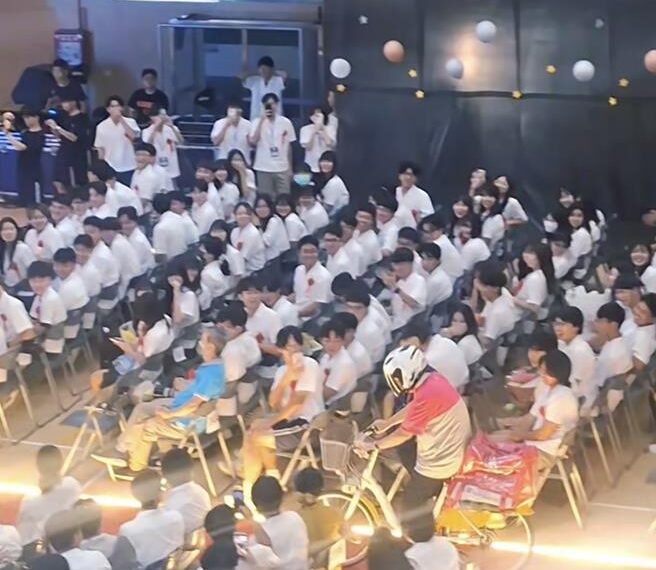 台灣新聞通訊社-吳宗憲母校畢典復刻「叫外送」校長變裝騎單車進場全場嗨爆