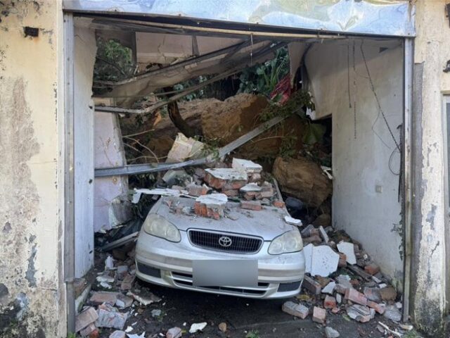 台灣新聞通訊社-基隆大雨釀土石坍方！山壁崩落壓毀民宅、自小客車