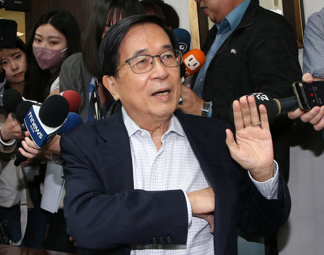 台灣新聞通訊社-陳水扁曬1照喊「蹲下是為了躍起」:嗆賭100萬的秦慧珠輸定了