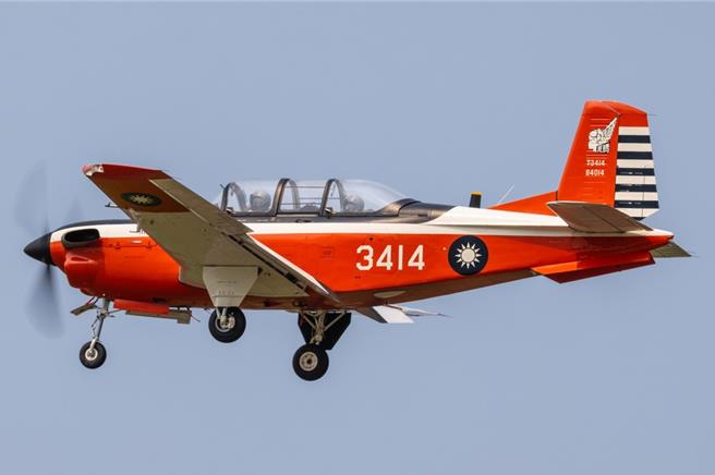 台灣新聞通訊社-空軍T-34教練機墜毀2中校殉職 國防部出面回應