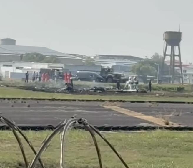 台灣新聞通訊社-空軍T-34教練機墜毀2飛官殉職 殘骸狂冒濃煙 現場畫面曝光