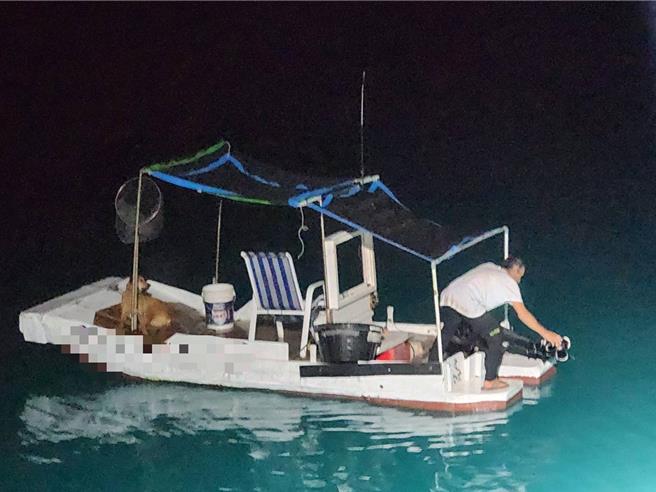 台灣新聞通訊社-船長、黃狗受困海上相依為命！海巡深夜救援拖帶故障船筏返港