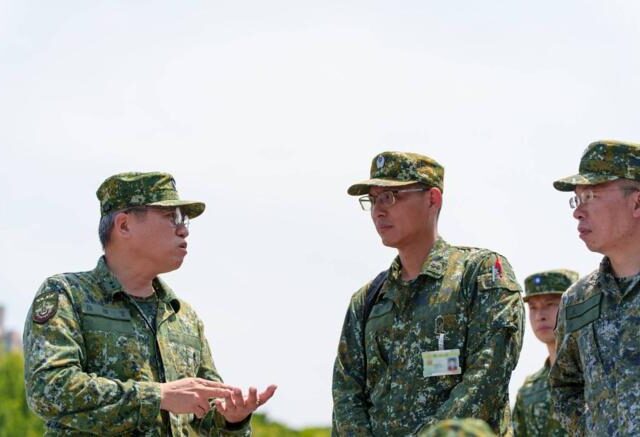 台灣新聞通訊社-資通電軍指揮官視導立即備戰操演 強化防衛作戰能力