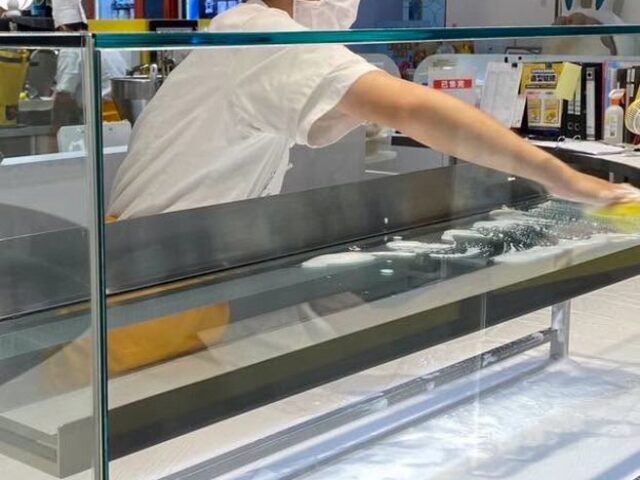 台灣新聞通訊社-泡芙爺爺糖粉藏「大蒼蠅」75萬人看傻 業者宣布退費